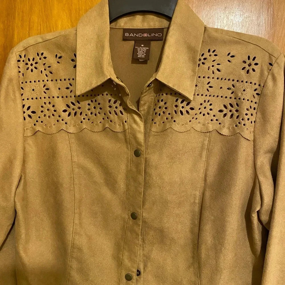 Bandolino Women’s Tan Front Button Down Scallop Long Sleeves Cuff Trim Top, SZ 6 - Picture 2 of 9